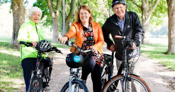 Vi tester elsykler – Sykling gir en god helsegevinst, sier Astrid Nøklebye Heiberg. Her sammen med Hulda Tronstad og Arne Scheie. Foto: Stine Østby