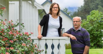 Eksklusivt og norsk Olga og Geir Remmem ved inngangen til sin bolig – i enden av den 25 meter lange hovedbygningen. Foto: June Witzøe