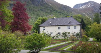 Rosendal – storslått natur og Nordens minste slott Baroniet.