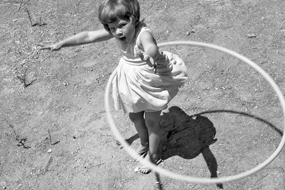 girl twirling hula hoop, 1958[1] – kopi