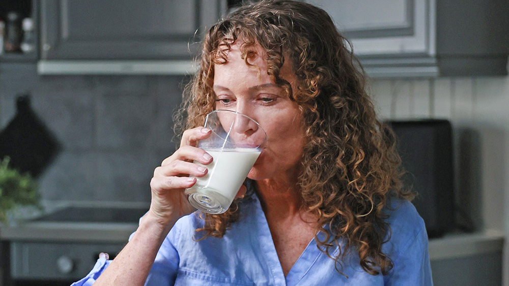 croppet kvinne melk