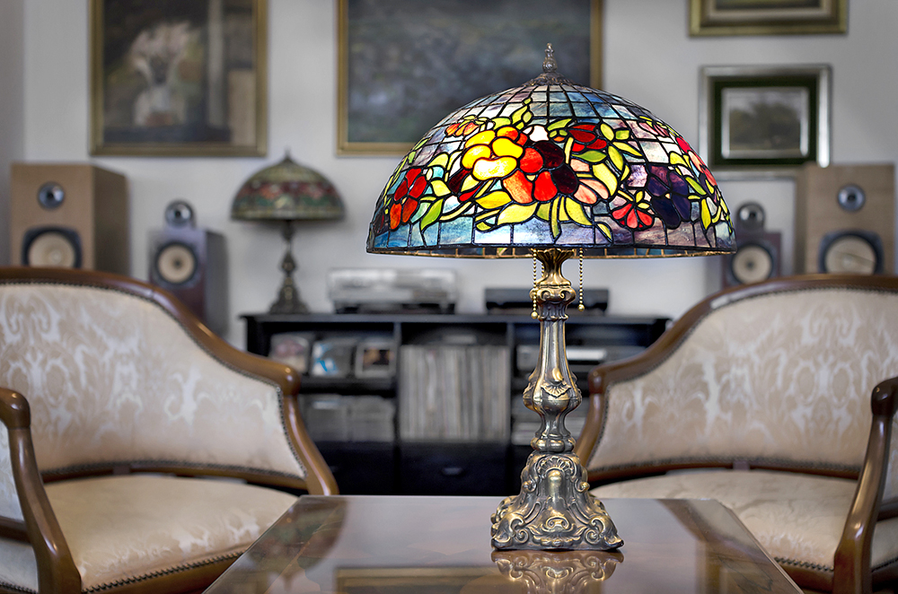 tiffany,lamp,on,wooden,table