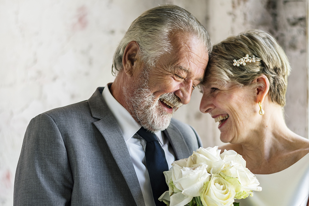 senior,couple,with,white,roses,flower,bouquet