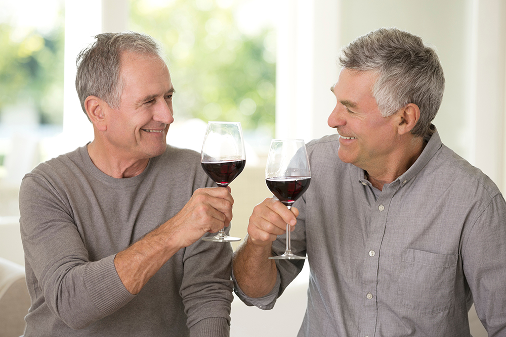 senior,men,toasting,wine,glasses