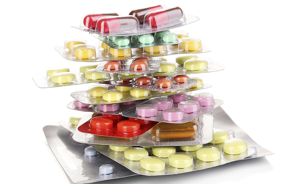 capsules,and,pills,packed,in,blisters,isolated,on,white,close up