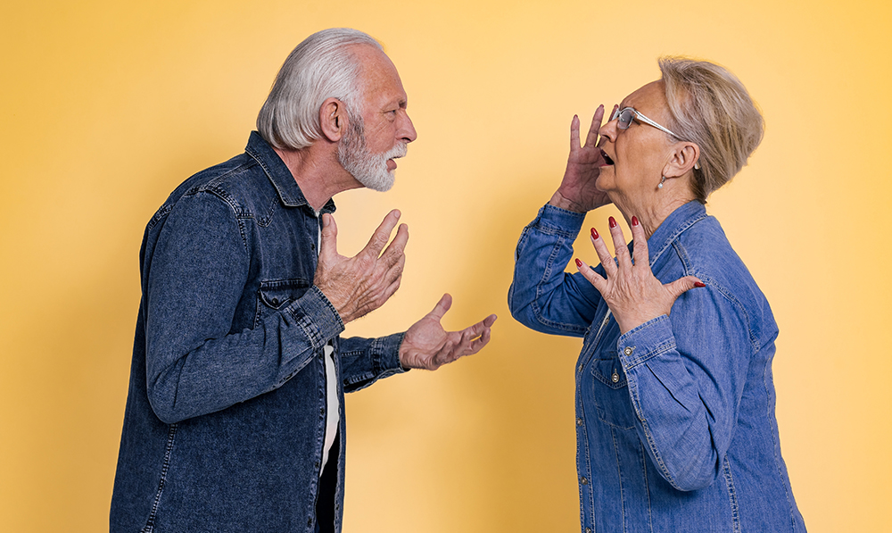 side,view,of,furious,senior,couple,dressed,in,blue,jeans
