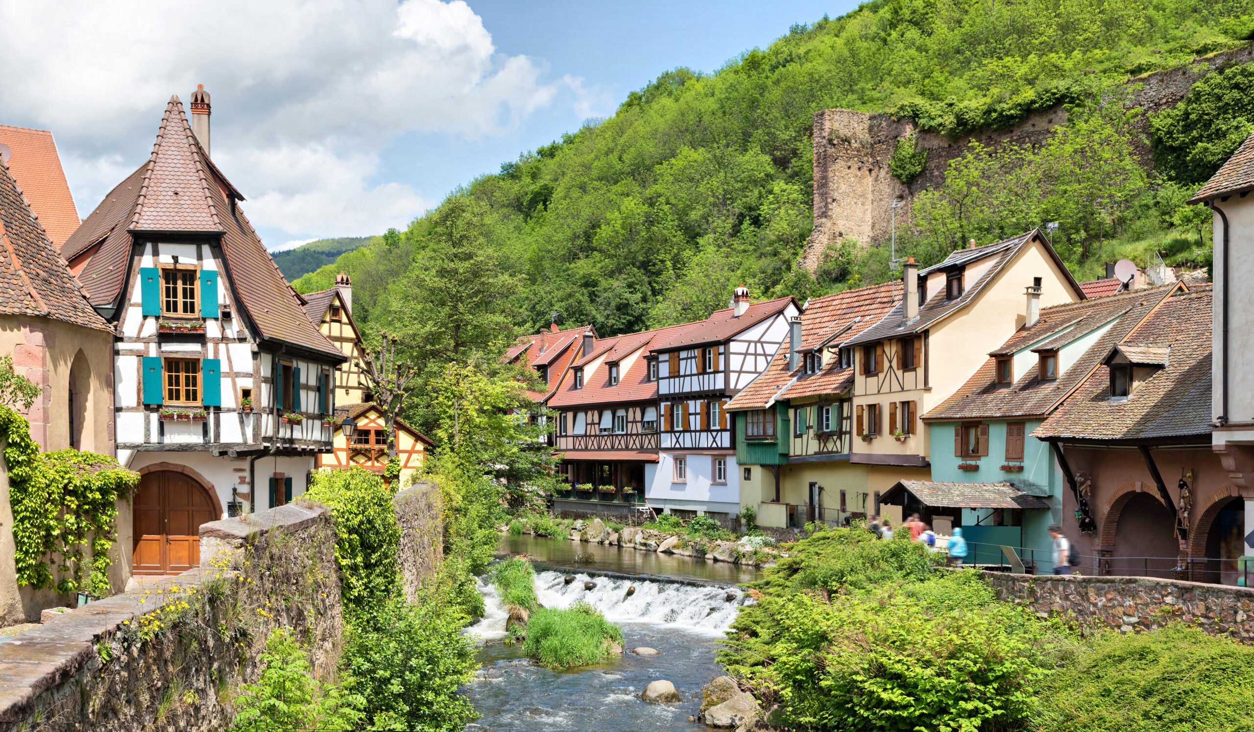 french,traditional,half timbered,houses,and,la,weiss,river,in,kayserberg