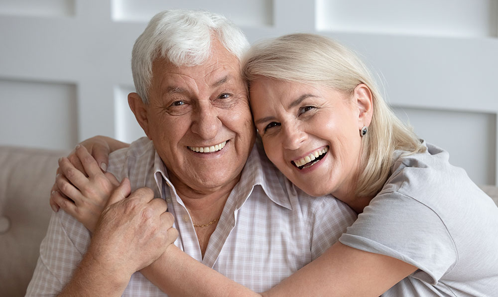 horizontal,banner,happy,old,couple,in,love,seated,on,couch