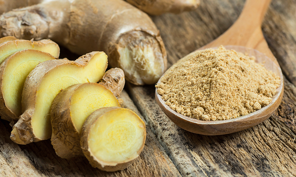 fresh,chopped,ginger,root,and,ground,ginger,powder,in,wooden