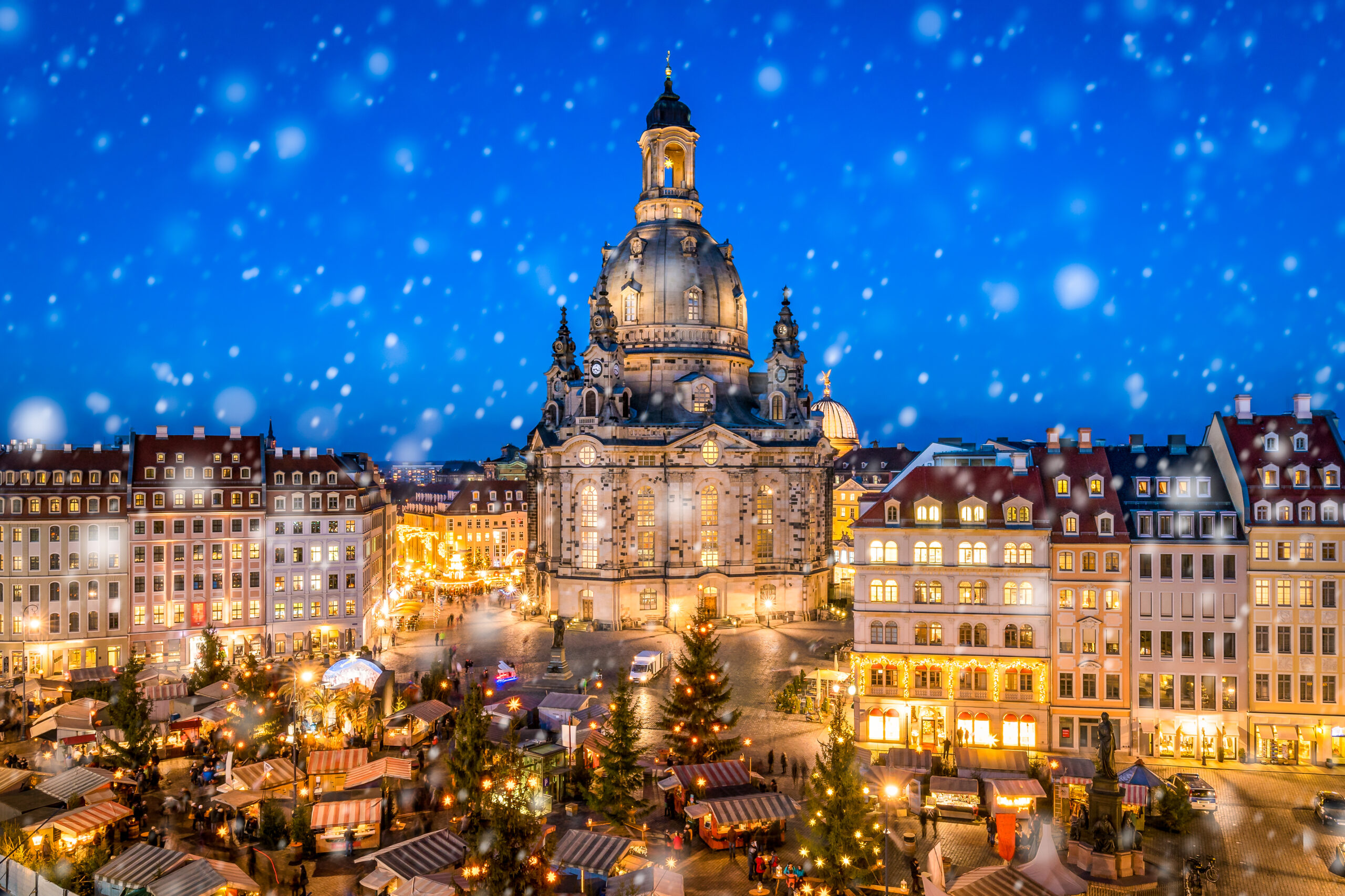 traditional,german,christmas,market,in,front,of,the,dresden,frauenkirche