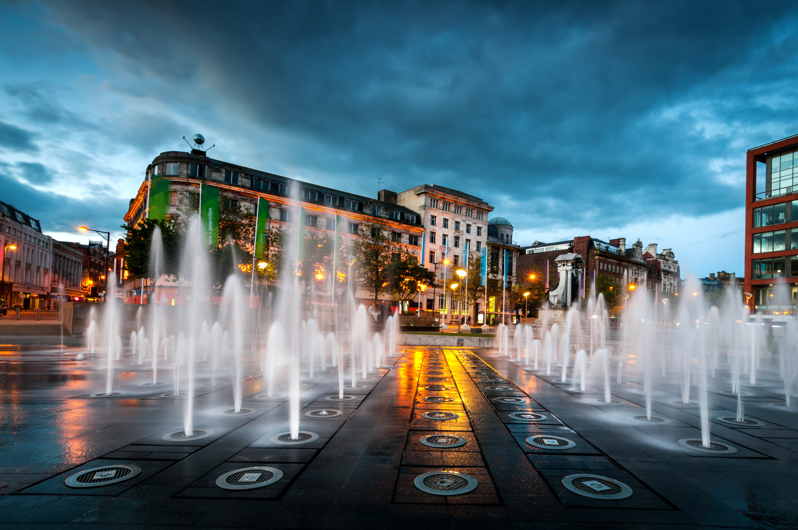 fountains,at,piccadilly,garden,in,manchester,city,center,,england.
