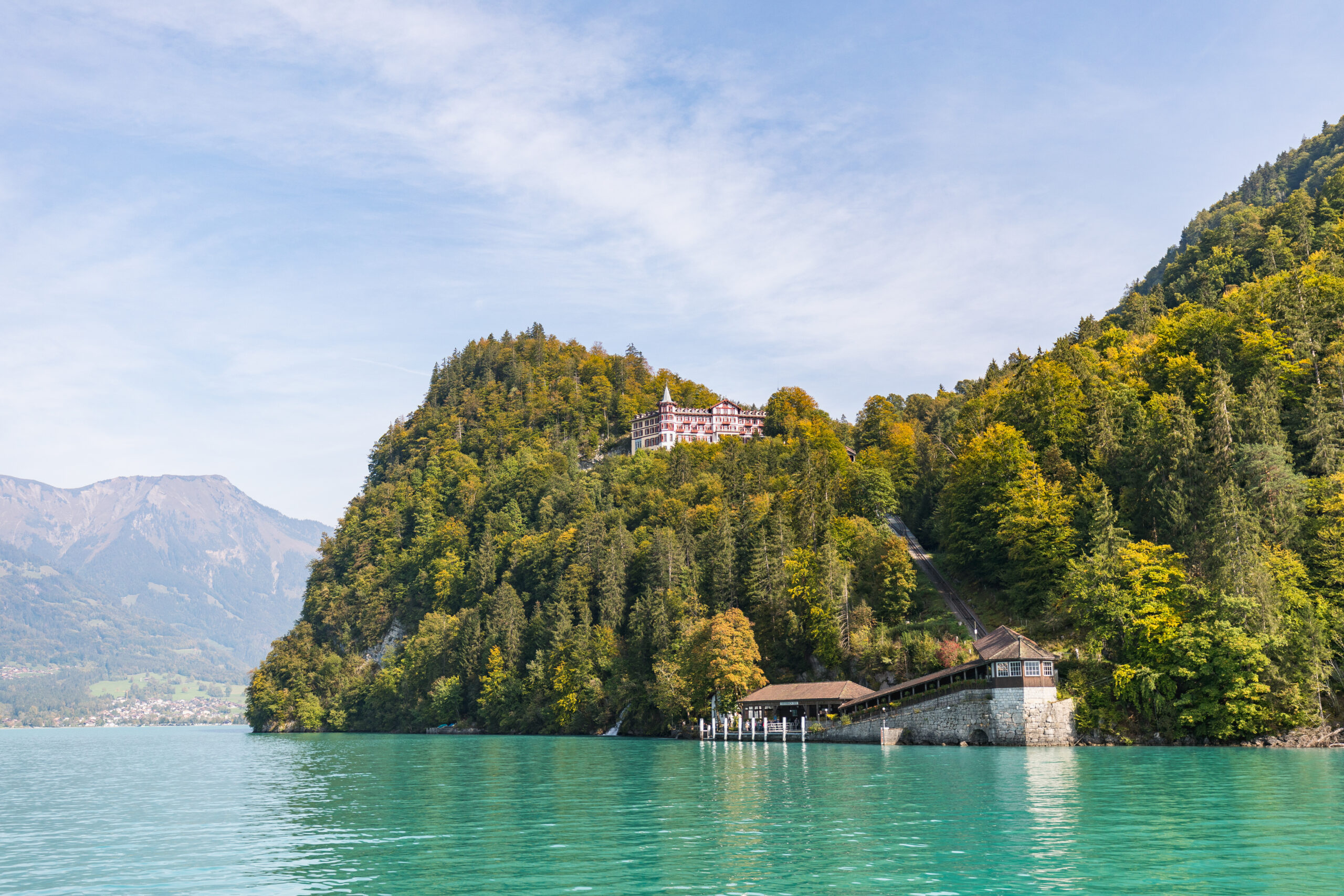 view,from,a,boat,over,the,turquoise,lake,brienz,to