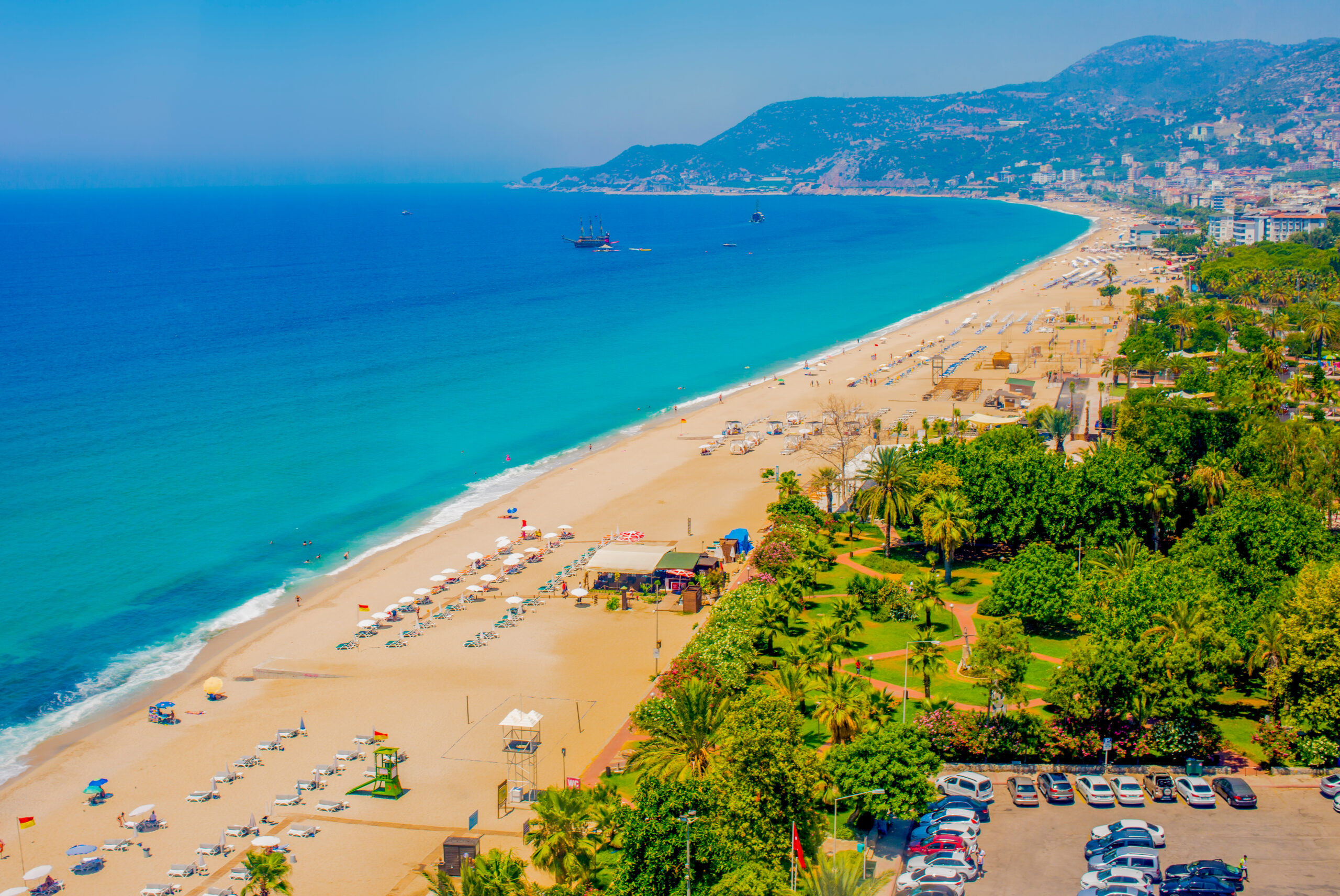 panorama,of,cleopatra,beach,in,alanya,with,blue,sea,and