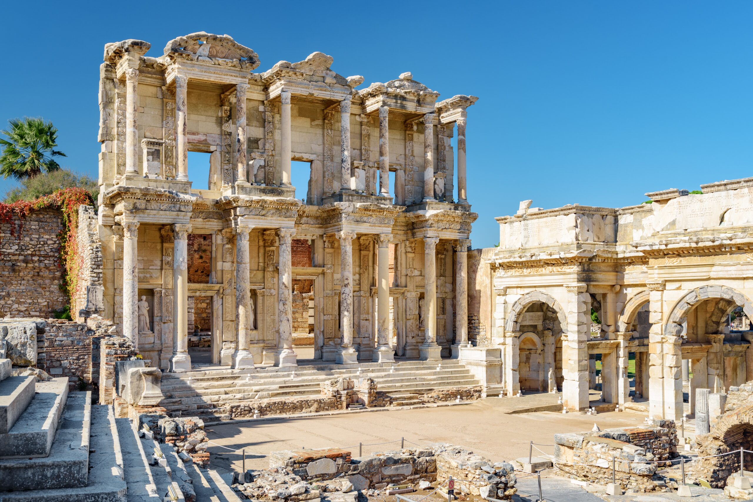 awesome,view,of,the,gate,of,augustus,and,the,library