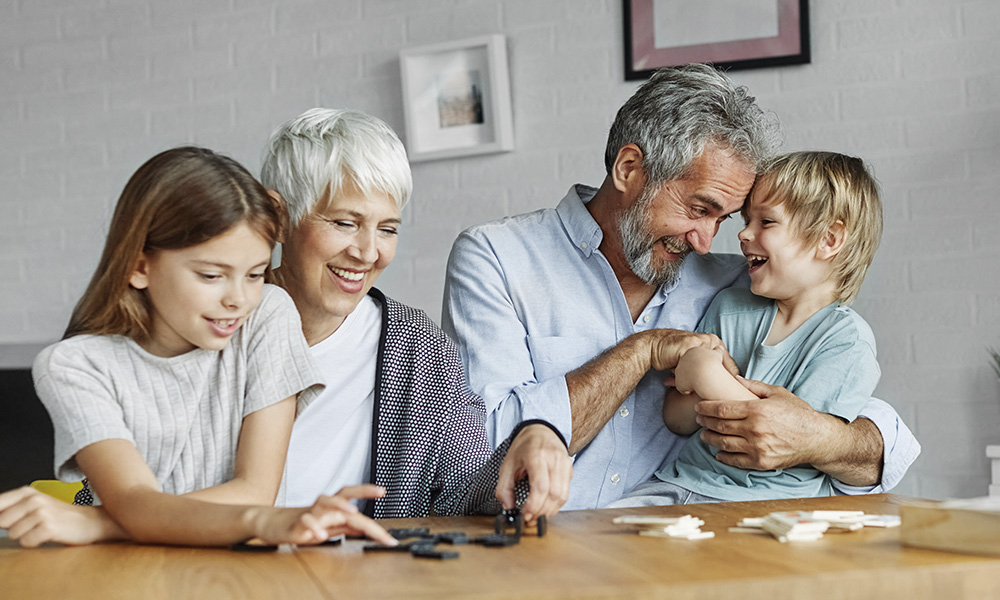 portrait,of,grandparents,and,grandchildren,having,fun,together,playing,domino