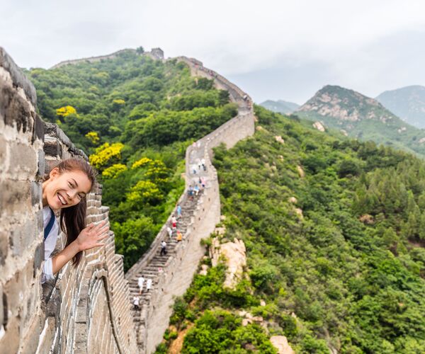 kina china travel tourist having fun waving hello at the great wall in badaling smiling happy shutterstock 495720124 mindre 833ead9f91402d5d87a8e1886d3dc174
