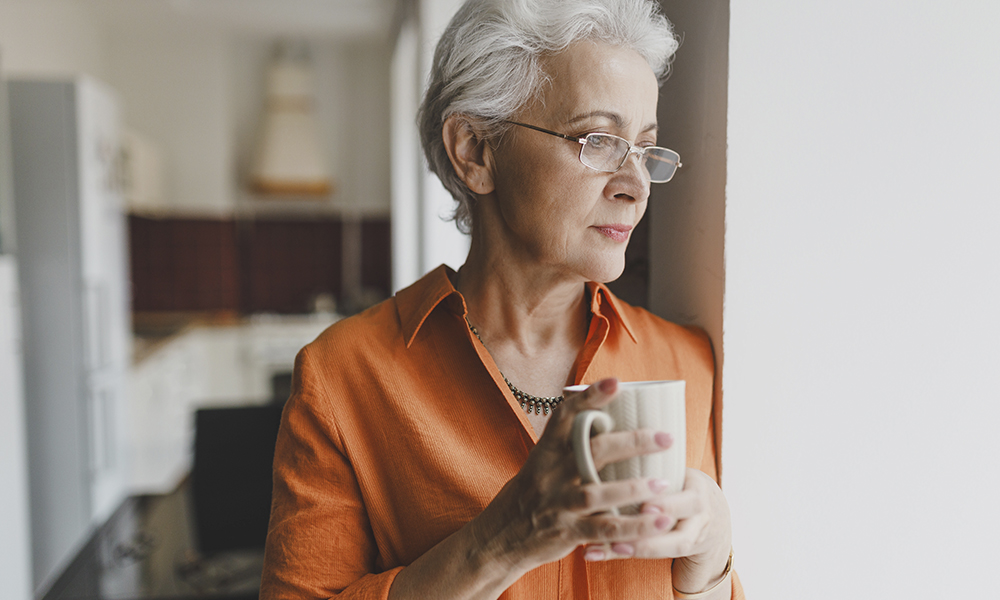 side,view,of,anxious,worried,senior,lady,in,glasses,and