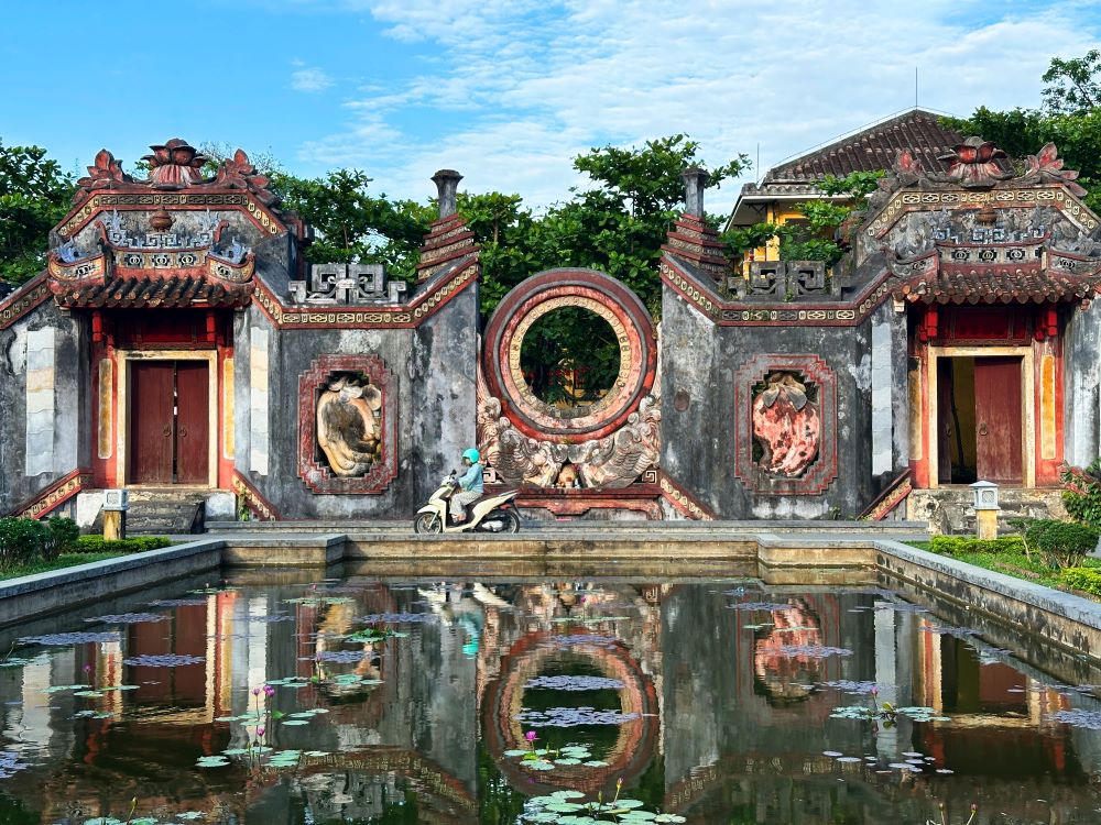 ba mu temple gate in hoi an (1)
