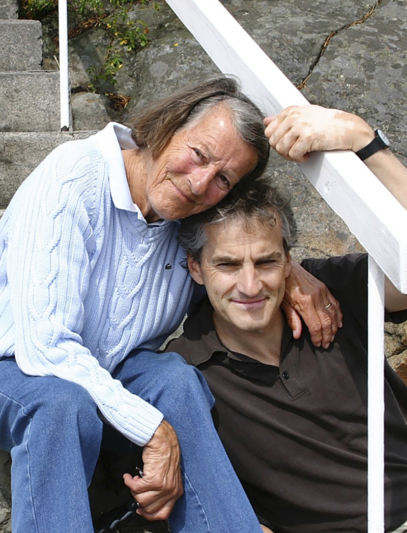 jonas gahr støre sammen med moren unni gahr støre.