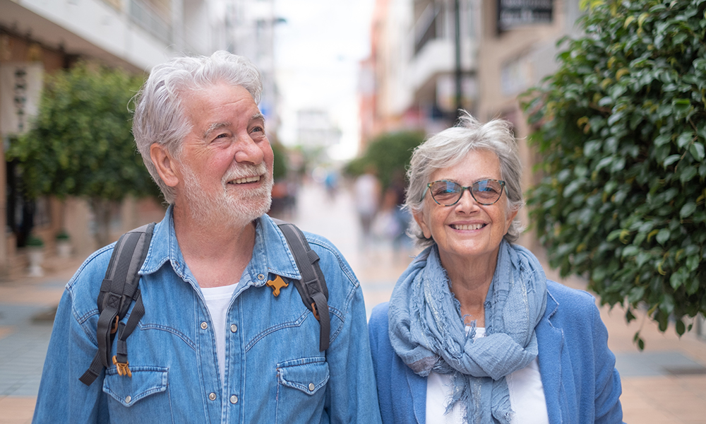 happy,smiling,senior,couple,of,tourist,walking,in,the,city.