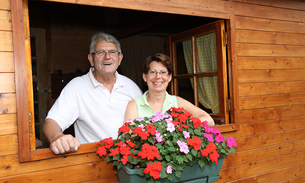 senior,couple,in,log,cabin