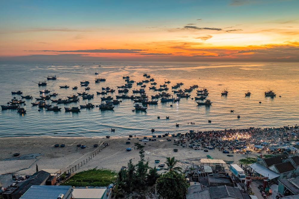 tam tien beach and fish market, tam ky