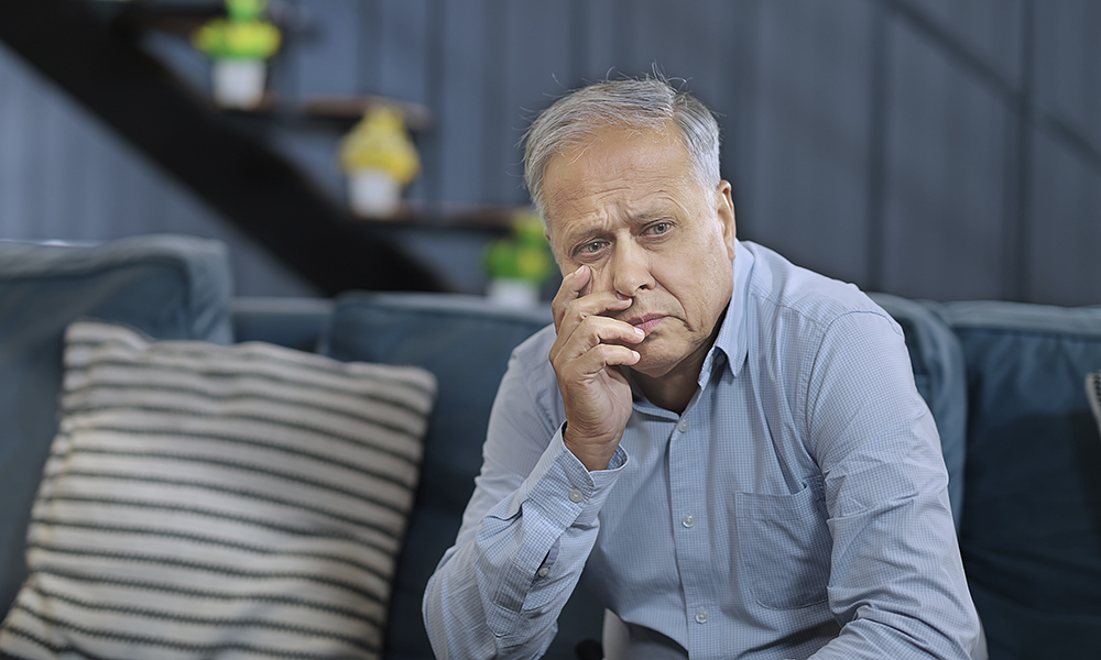 worried,retired,old,upset,senior,man,sitting,alone,sofa,feel