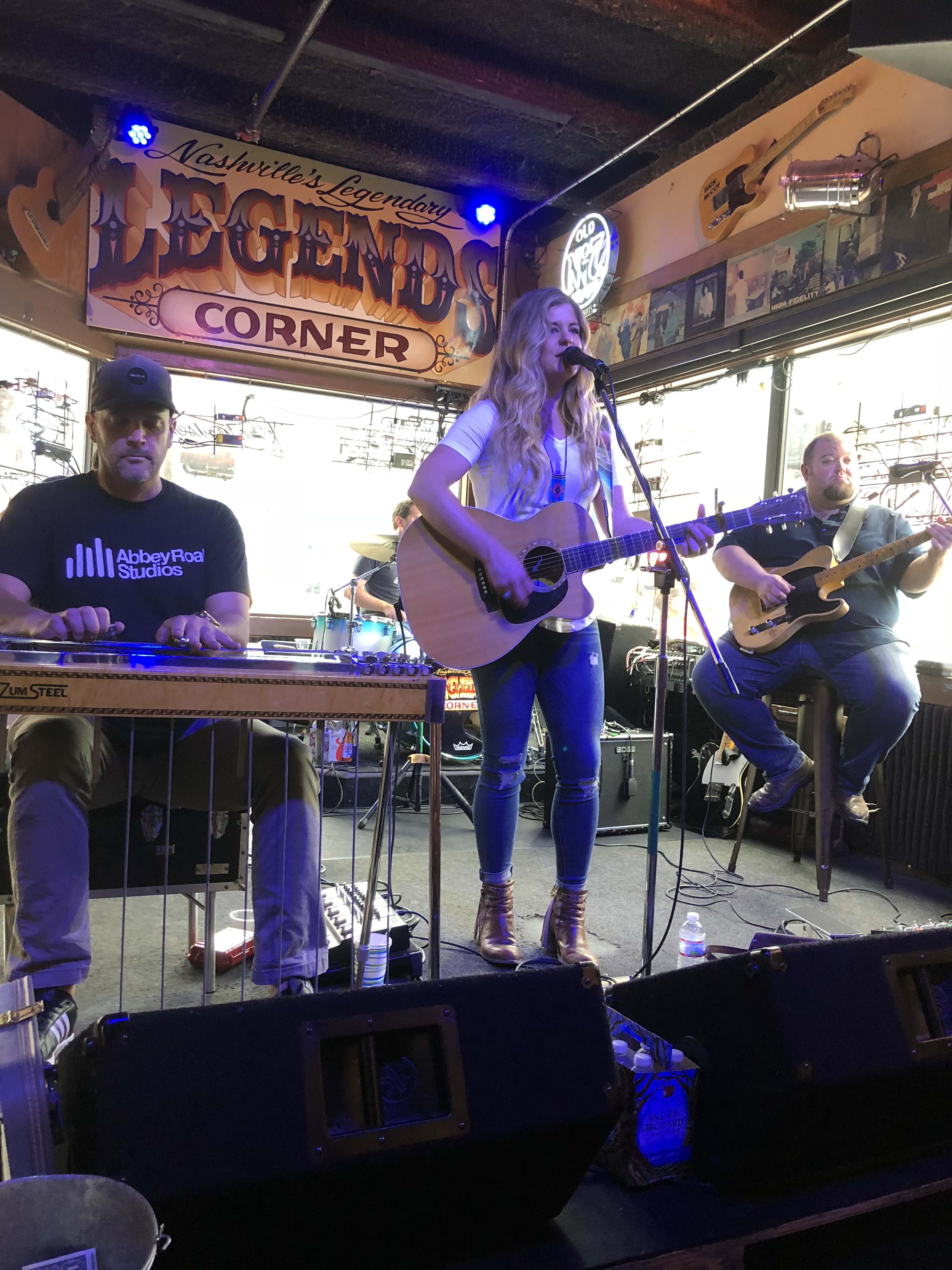 konsert på saloon legend corner, nashville