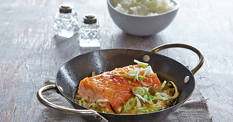 laks med kål og ingefærsaus