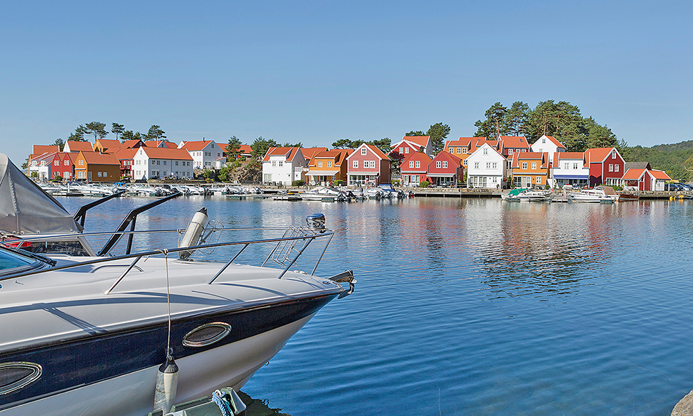 a,nice,blue,and,white,boat,and,houses,at,the