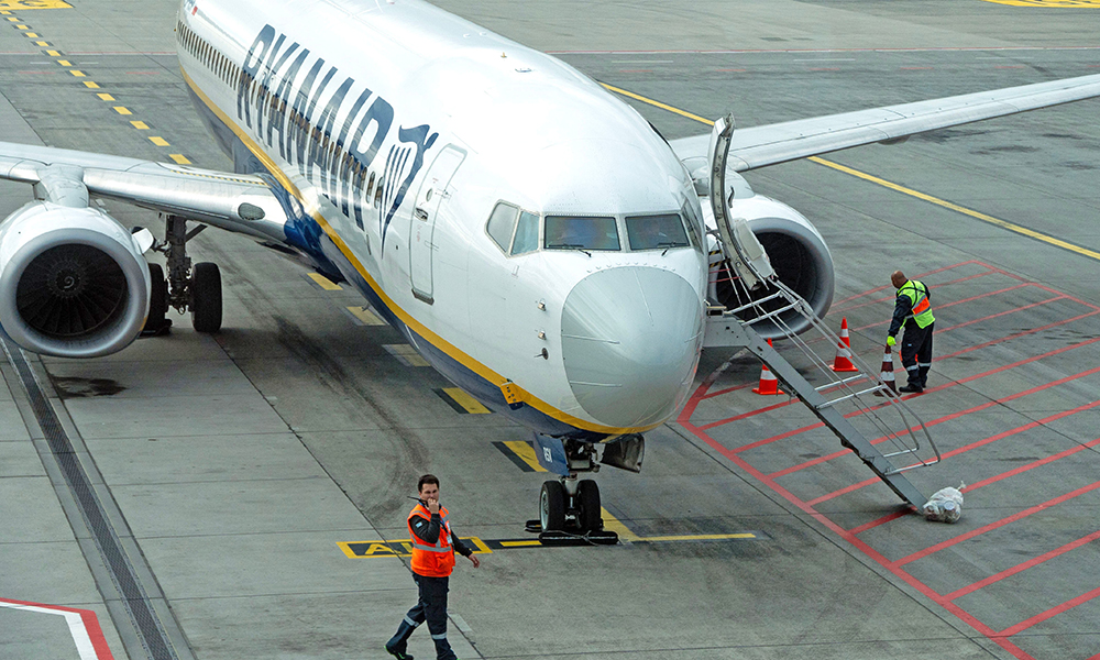 marshaler guides a ryanair jet in budapest, hungary 09 oct 2026