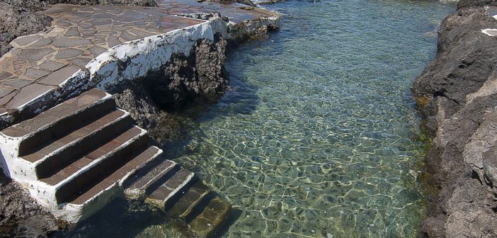FRA KLIPPENE. Det er støpt trapper rett ut i havet ved den historiske og vakre småbyen Garachico. Her kan du sole deg og svømme beskyttet i naturlige bassenger. 