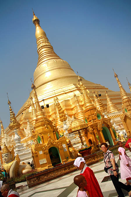 Buddhister valfarter til pagoden Shwedagon, Burmas største pagode, med sitt hundre meter høye spir. Mange mener den er over 2600 år gammel.