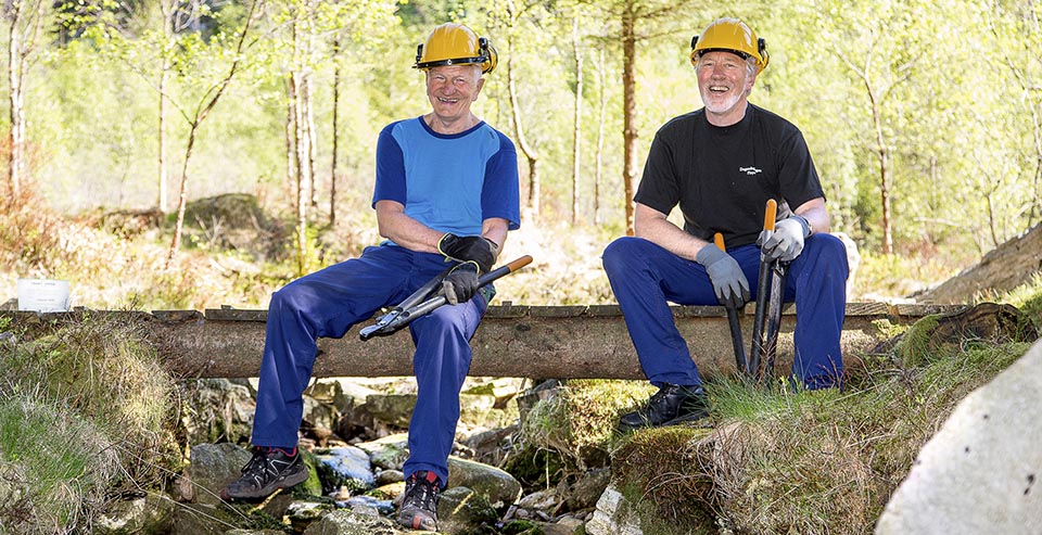 Erik Ingvaldsen  og Tor Fossen tar en pause i arbeidet på en av kloppebroene nedenfor Skomakerdiket.